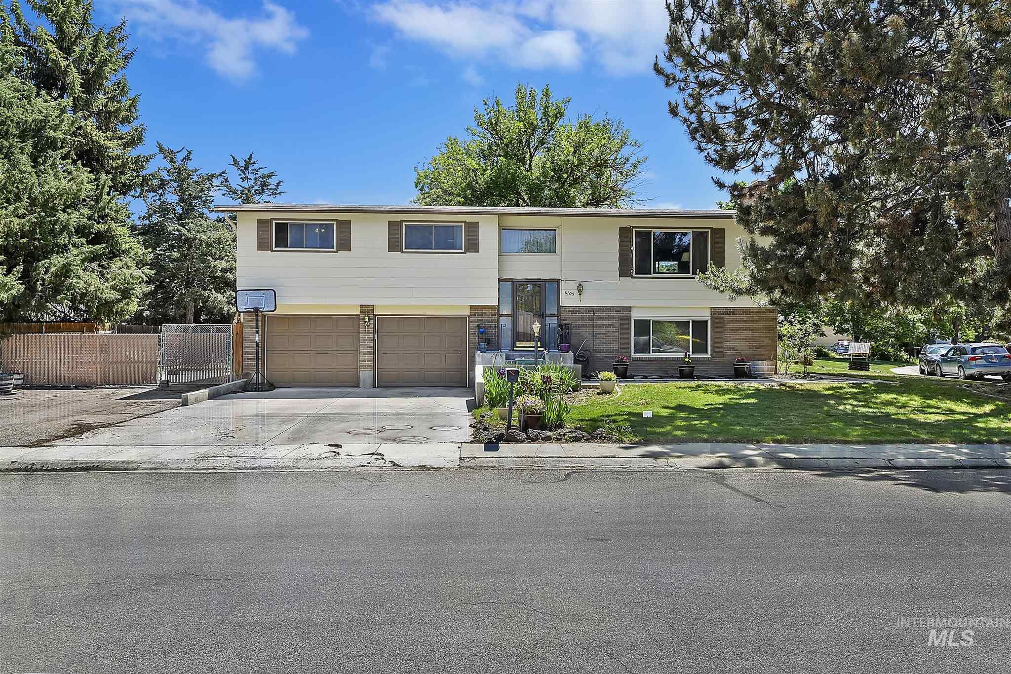 8705 W Pembrook Dr, Boise ID 83704 House for Sale in Boise, ID